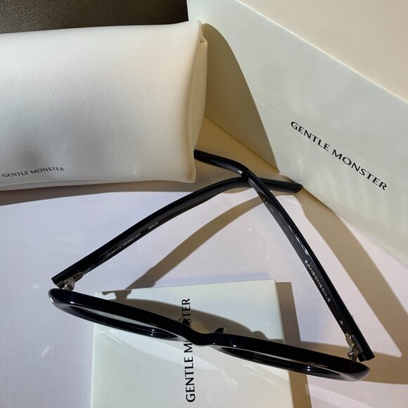 GENTLE MONSTER Black Oval Sunglasses